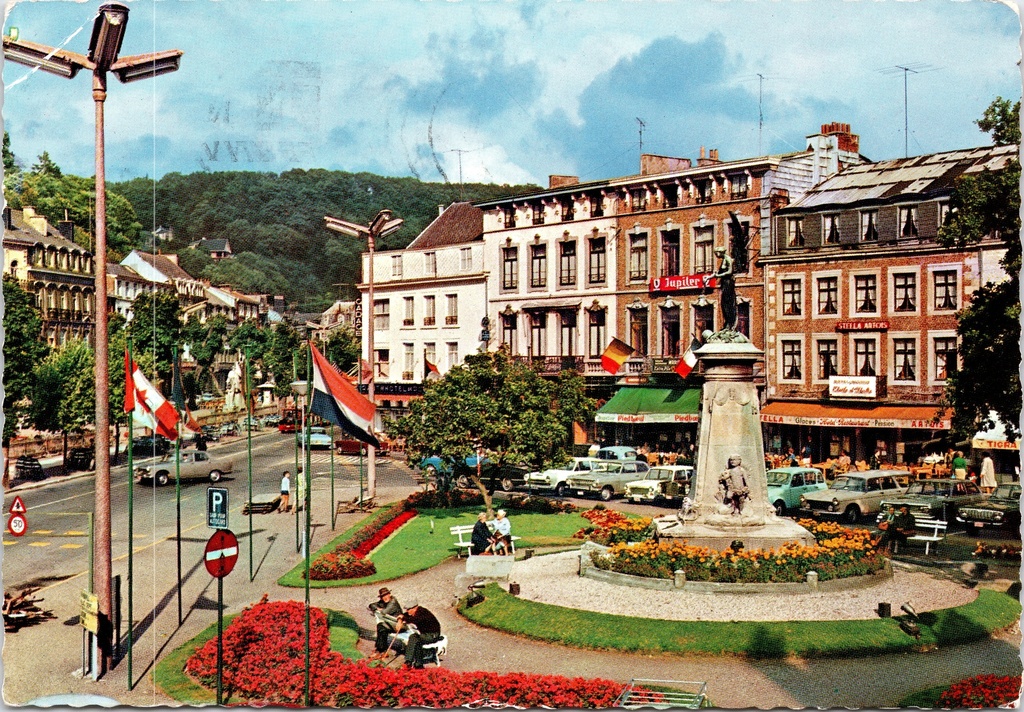 [Spa1103] Spa - « Place du Monument » - Place des Monuments avec statue et jardin fleuri
