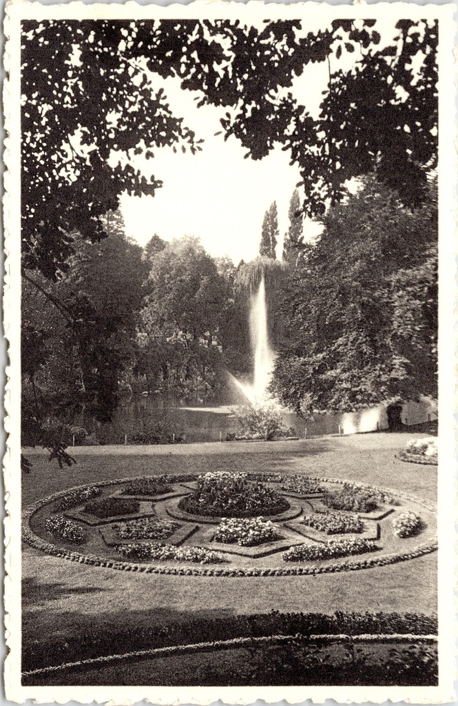 Namur - "Parc Marie-Louise" - Siertuin met fontein en bloemperken