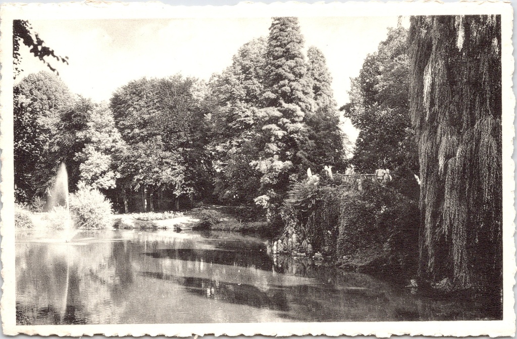 Namur - « Le Parc Marie-Louise » - Étang avec fontaine dans le parc Marie-Louise