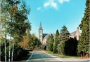 Anhée - « Abbaye de Maredsous » - Abbaye de Maredsous, vue sur l'église et les bâtiments depuis la route d'accès