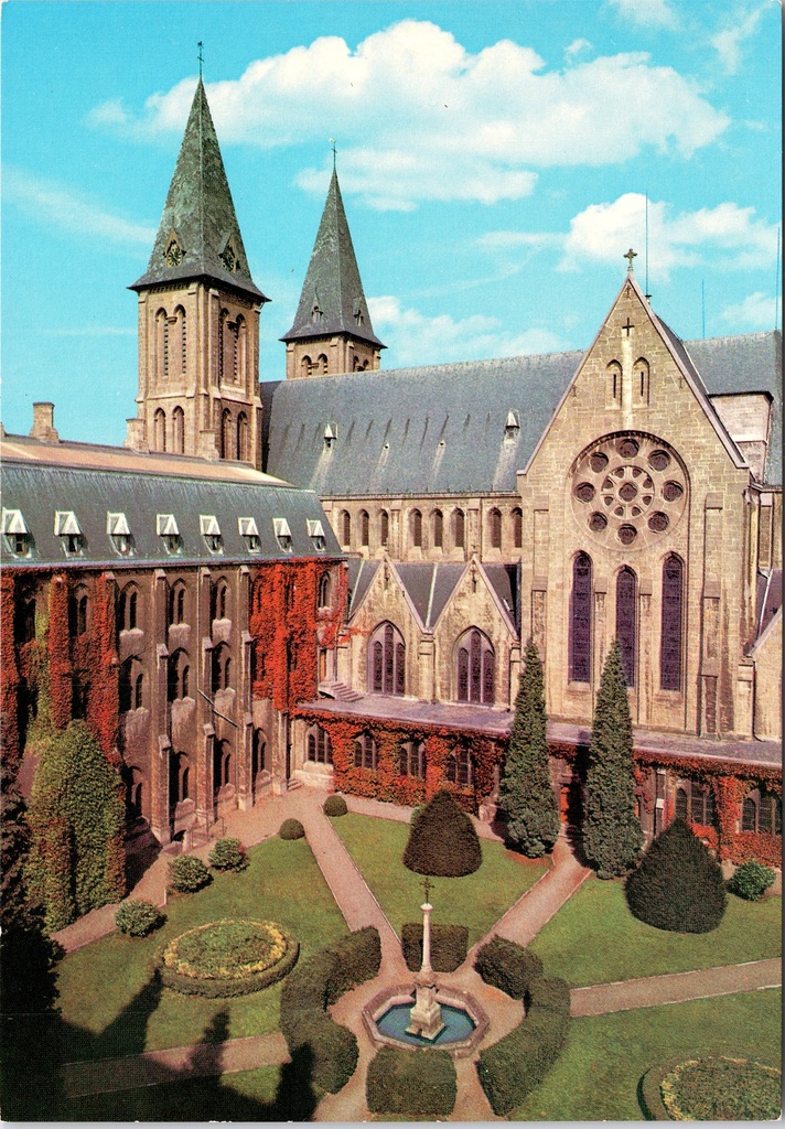 [Anhée1225] Anhée – « ABBAYE DE MAREDSOUS – Préau » – Abbaye de Maredsous, cour avec jardin du cloître