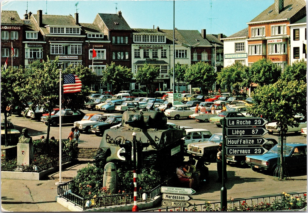 [Bastogne1465] Bastogne - « Place Mac Auliffe et Tank » - Place avec un char Sherman, monument de la Seconde Guerre mondiale