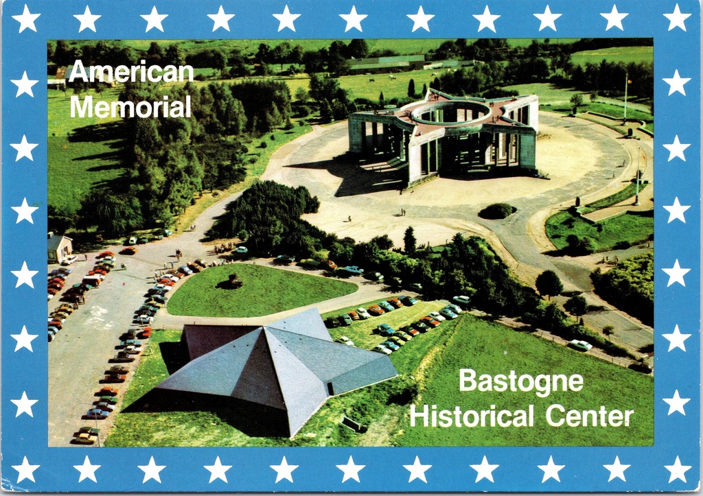 [Bastogne1471] Bastogne - "American Memorial - Bastogne Historical Center" - Luchtfoto Mardasson-monument en oorlogsmuseum