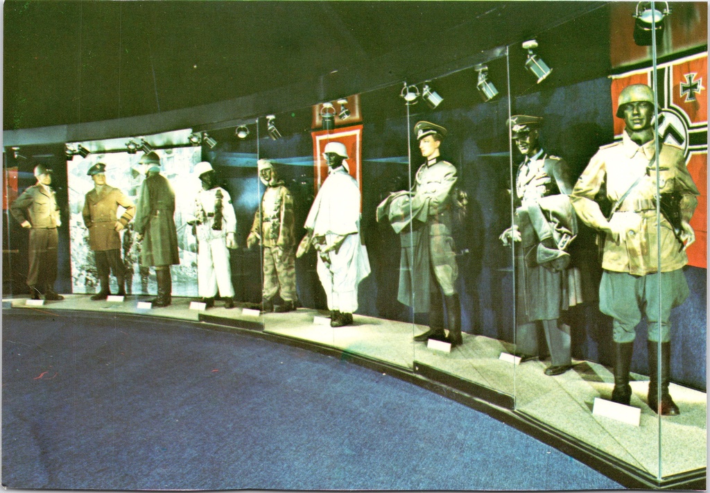 [Bastogne1473] Bastogne - "Bastogne Historical Center" - Vue partielle de l'exposition des uniformes - Gedeeltelijk zicht op de uniformententoonstelling