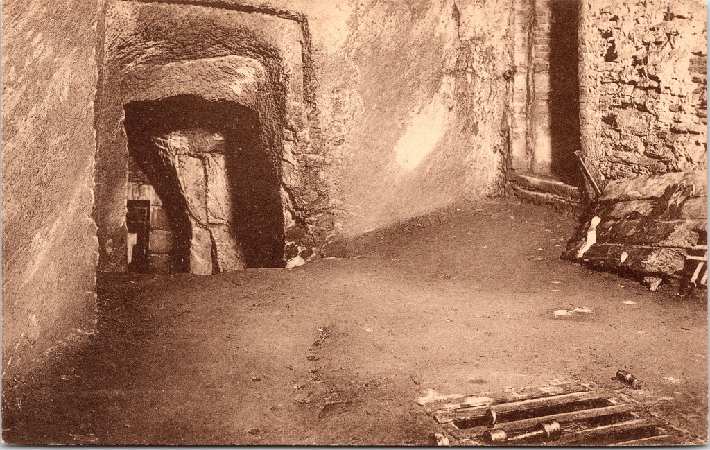 [Bouillon1545] Bouillon - « Intérieur du château » - Cour intérieure du château avec cachot et grille d'oubliette