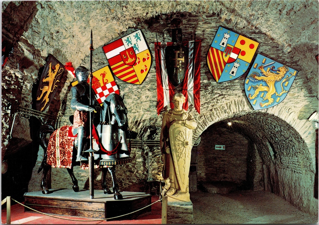 [Bouillon1571] Bouillon - "Château-fort" - Ridderzaal met wapenrustingen en heraldische schilden