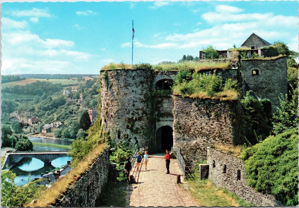 [Bouillon1579] Bouillon - « L'entrée du Château-Fort et la Semois » - Entrée du château avec la rivière Semois