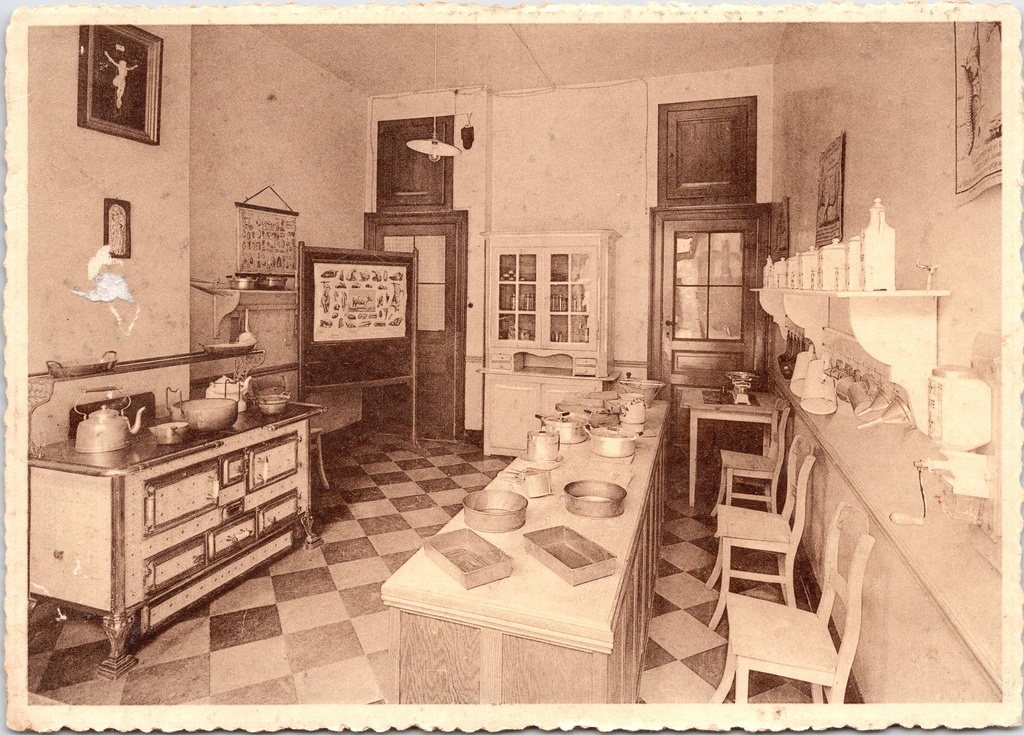 [saint-hubert1629] Saint-Hubert – “École moyenne ménagère agricole” – Kitchen of the agricultural domestic science school run by the Sisters of Our Lady