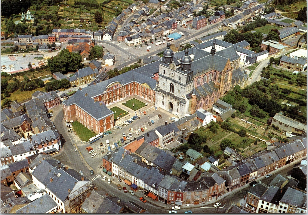 [saint-hubert1635] Saint-Hubert - « St. HUBERT » - Vue aérienne du centre-ville avec la basilique Saint-Hubert