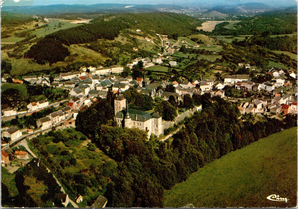 Viroinval - "VIERVES - Vue panoramique aérienne" - Luchtpanorama van Vierves-sur-Viroin