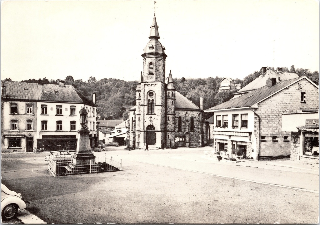 [A1711] Vielsalm - "Eglise et Place" - Kerk en plein van Salmchâteau