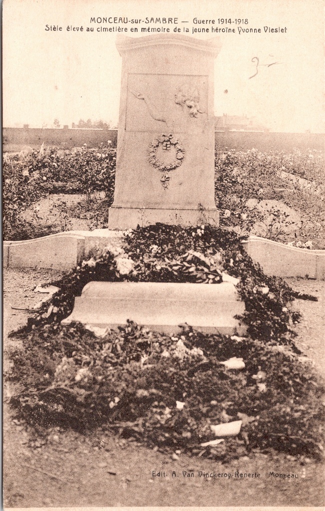 [B1821] Charleroi - "Stèle élevé au cimetière en mémoire de la jeune héroïne Yvonne Vieslet" - Gedenkstele voor oorlogsheroïne Yvonne Vieslet, WO I