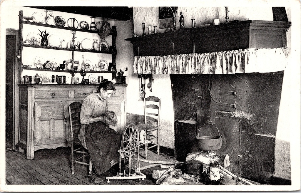 [C1889] Vresse-sur-Semois - "Environs des Croisettes Chez 'Cravatte'" - Vrouw aan spinnewiel in rustiek interieur