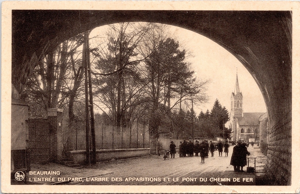 Beauraing - "L'Entrée du Parc, L'Arbre des Apparitions et le Pont du Chemin de Fer" - Parkingang, verschijningsboom en spoorwegbrug
