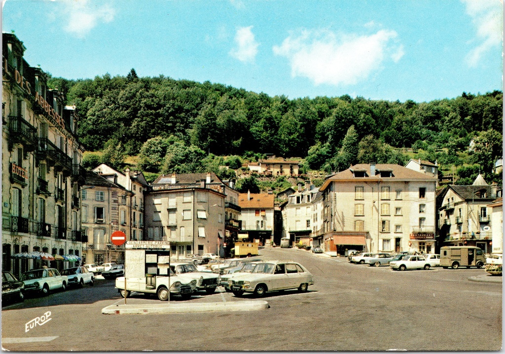 Plombières-les-Bains - "Place de l'Eglise" - Kerkplein met Hotel des Abbesses en vintage auto's