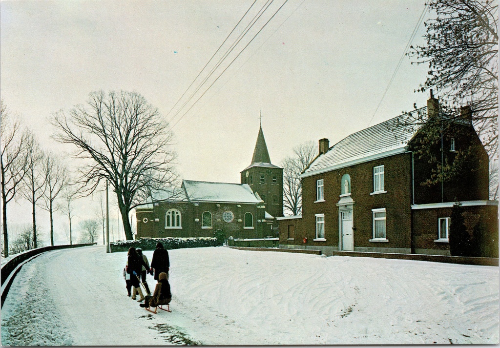 [F1825] Maaseik - "O. L. Vrouw van Rust - Kerk en Pastorie" - Kerk en pastorie in winters Heppeneert met sleerijders