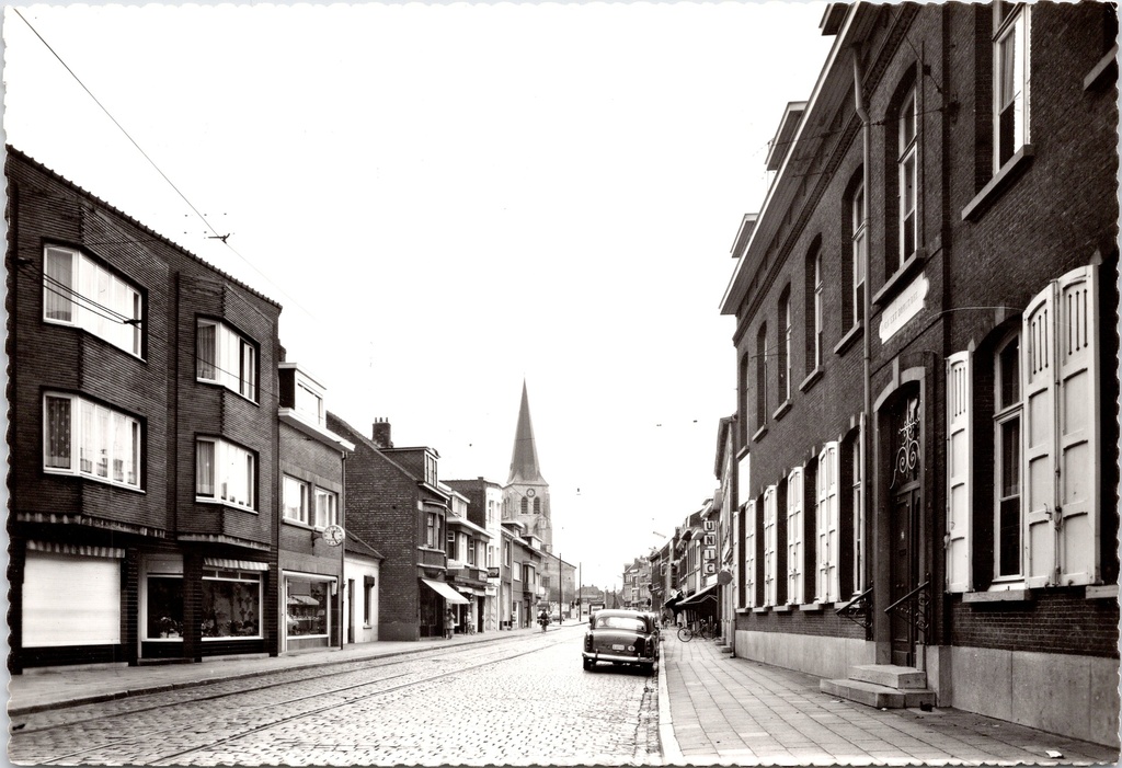 [F1849] Antwerpen - "Dorpsstraat Ekeren" - Zicht op de Dorpsstraat in Ekeren met kerk op achtergrond