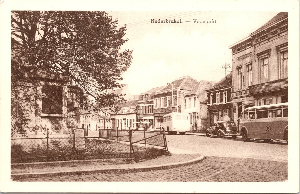 Brakel - « Nederbrakel. — Veemarkt » - Place du marché aux bestiaux avec monument aux morts et bus