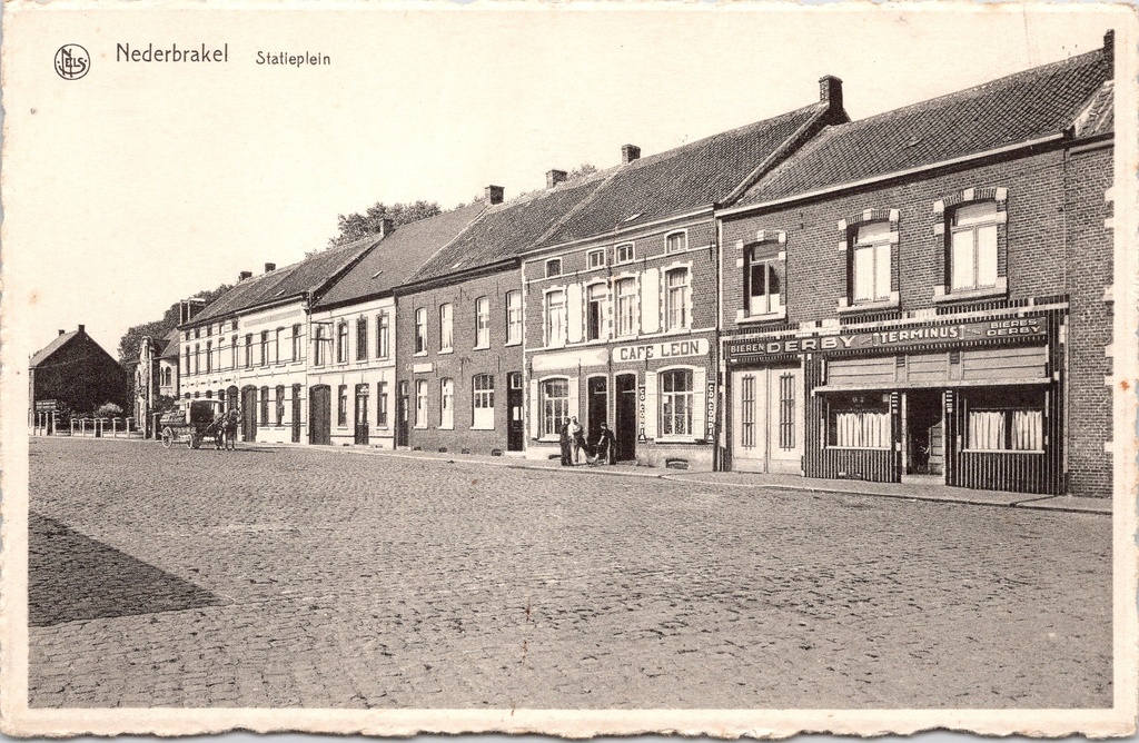 Brakel - "Statieplein" - Stationsplein met Cafe Leon en Terminus, Nederbrakel