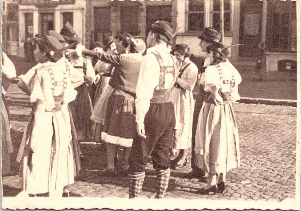 [G1785] Unknown – “Tyrolienl” – 1934 carnival group in Tyrolean costumes on cobblestones