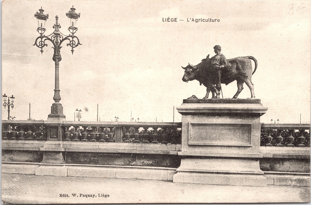 Liège - « L'Agriculture » - Statue représentant un agriculteur et un taureau