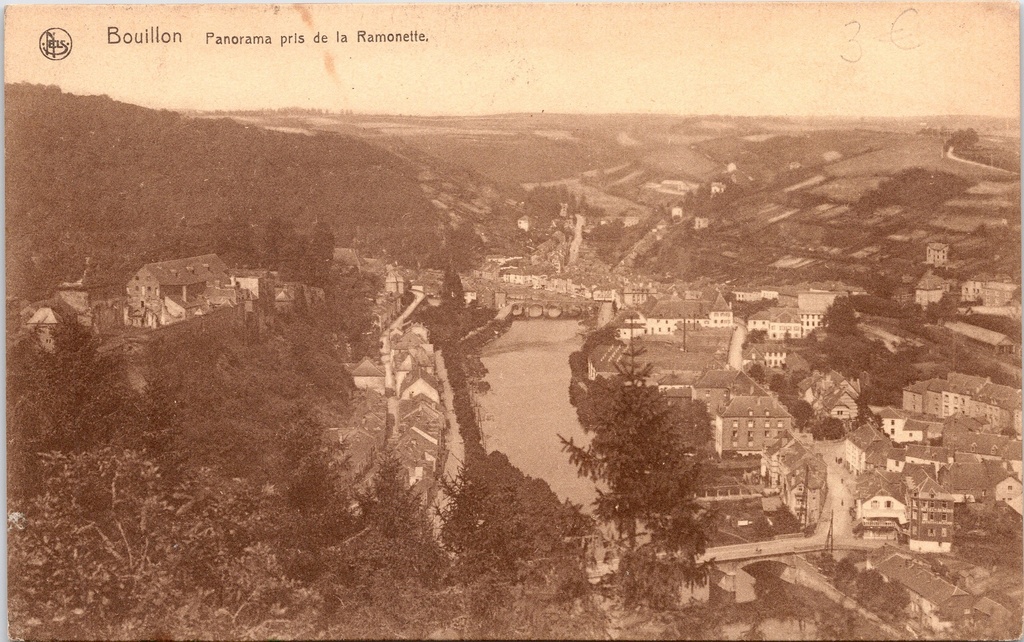 Bouillon - "Panorama pris de la Ramonette" - Panoramisch zicht op de stad Bouillon vanop de Ramonette