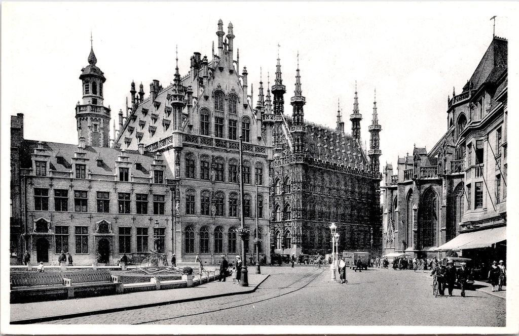 Louvain - « Banque nationale, Hôtel de Ville et Place Foch » - Banque nationale, Hôtel de Ville et Place Foch