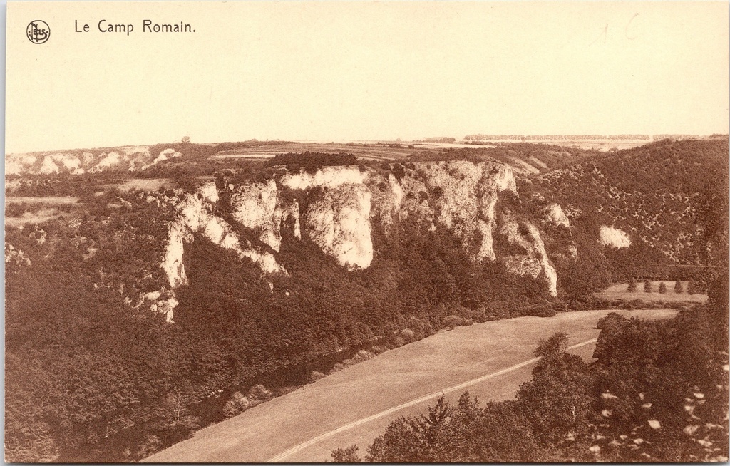 Houyet - « Le Camp Romain » - Massif rocheux du Camp Romain dans la vallée de la Lesse