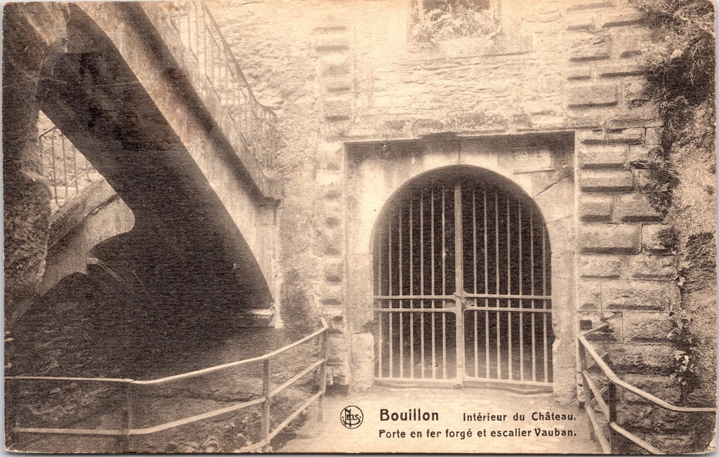 Bouillon - "Intérieur du Château. Porte en fer forgé et escalier Vauban" - Binnenplaats van het kasteel met smeedijzeren poort en Vauban-trap