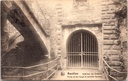 Bouillon - "Intérieur du Château. Porte en fer forgé et escalier Vauban" - Binnenplaats van het kasteel met smeedijzeren poort en Vauban-trap