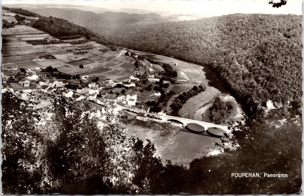 Bouillon - « POUPEHAN, Panorama » - Vue aérienne panoramique du village de Poupehan avec la rivière et le pont
