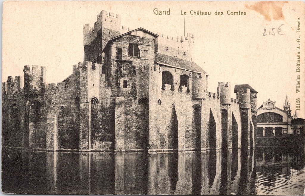 Gand - « Le Château des Comtes » - Le Gravensteen entouré d'eau