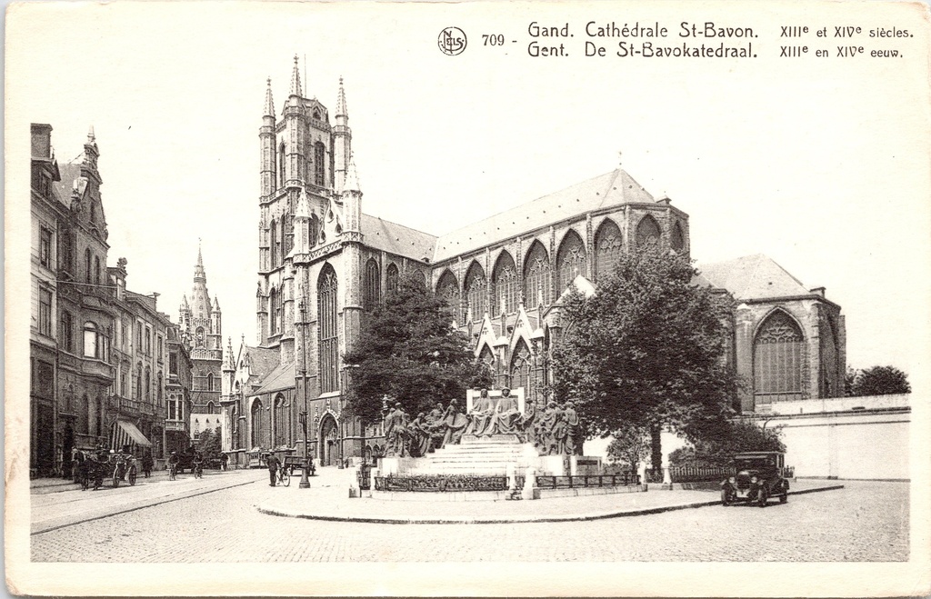 Gand - « Cathédrale Saint-Bavon » - Cathédrale Saint-Bavon avec monument sur le parvis