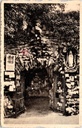 Gand - « Oostacker-Lourdes » - Grotte de Lourdes avec statue de Notre-Dame et moulage en bronze des ossements du Père De Rudder