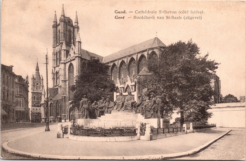 Gand - « Cathédrale Saint-Bavon (côté latéral) » - Façade latérale de la cathédrale Saint-Bavon avec monument