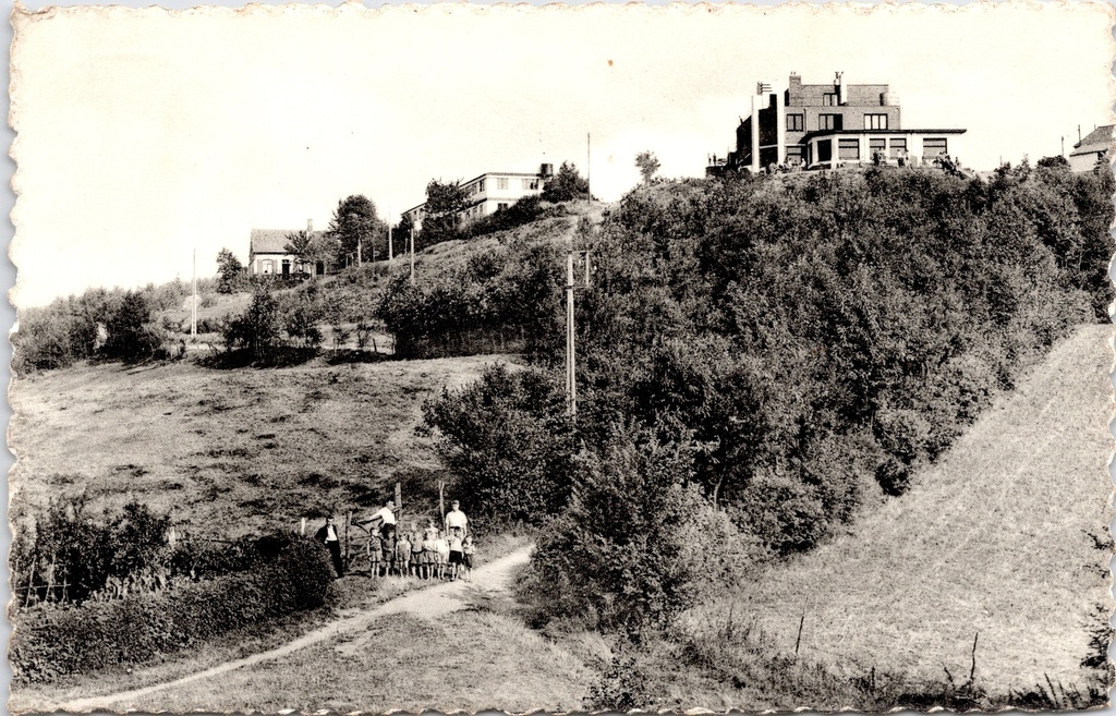 Heuvelland - "Westouter Rode-Berg Kosmos Mont-Rouge" - Zicht op de Rode Berg met huizen en wandelaars