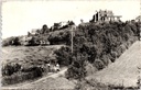 Heuvelland - "Westouter Rode-Berg Kosmos Mont-Rouge" - Zicht op de Rode Berg met huizen en wandelaars