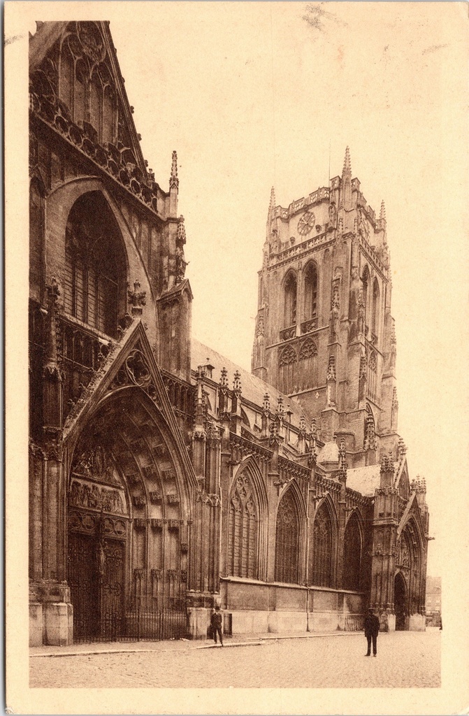 [I2471] Tongeren - "Basiliek O.L.Vr. / Basilique N.D." - Onze-Lieve-Vrouwebasiliek, luchtperspectief met flying buttresses