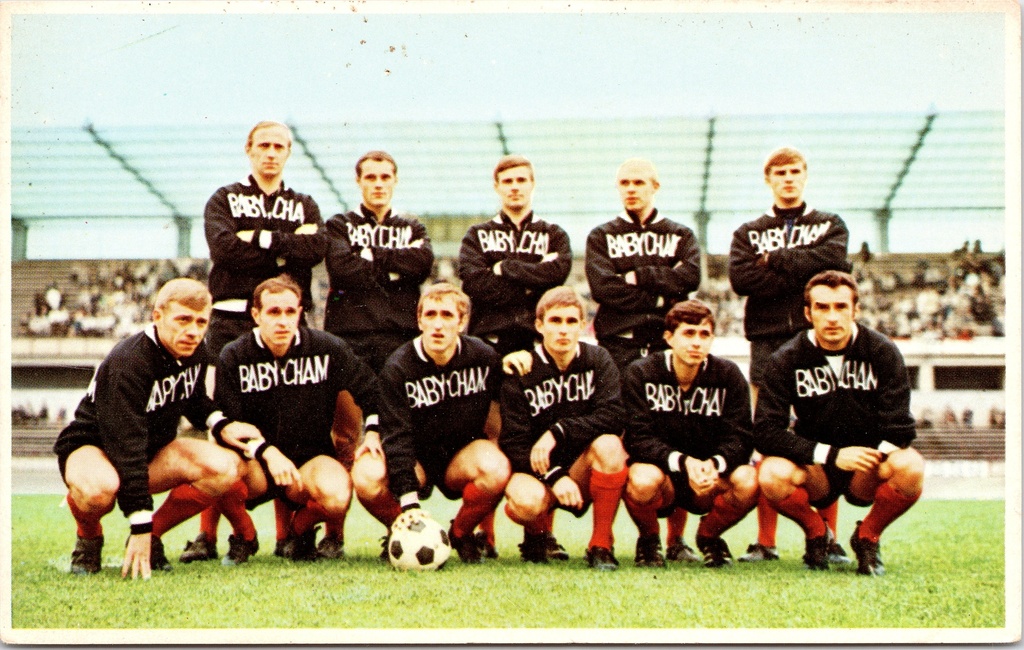 Brussel – “RACING-WHITE” – Team photo of the Racing White football club wearing Babycham shirts