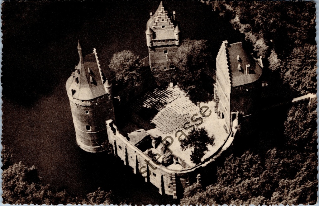 [Brussel0554.jpg] Beersel - "Le Château de Beersel" - Kasteel van Beersel luchtfoto